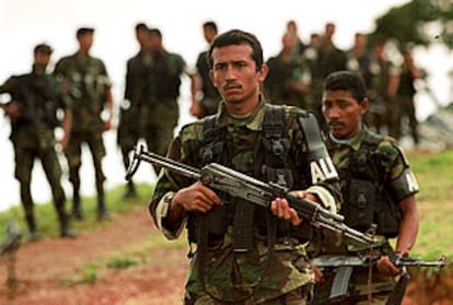 Miembros de las Autodefensas Unidas de Colombia (AUC), durante un entrenamiento en el norte del país.