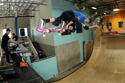 Tony Hawk, posiblemente el mejor 'skater' de la historia, con zapatillas Vans en una exhibición en mayo de 2020. 