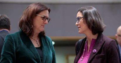 La ministra de Industria, Comercio y Turismo en funciones, Reyes Maroto, (d), conversa con la comisaria europea de Comercio, Cecilia Malmstrom, (i).