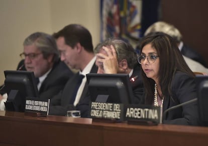 La canciller venezolana junto al secretario general de la OEA, Luis Almagro