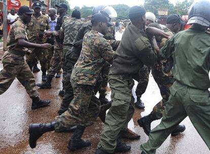 Efectivos policiales detienen a uno de los manifestantes hoy en Conakry, Guinea