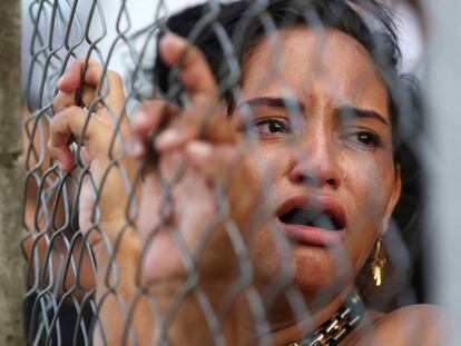 Mulher chora diante com complexo penitenciário em Manaus. 