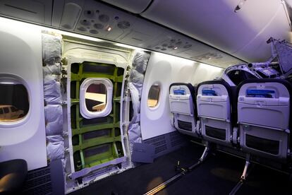 Un avión Boeing 737 Max 9 de Alaska Airlines en espera de inspección se muestra con paneles retirados en las instalaciones de la aerolínea en el Aeropuerto Internacional de Seattle-Tacoma esta semana.