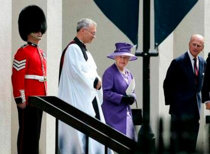 La reina Isabel y el duque de Edimburgo, tras la misa oficiada en recuerdo de la princesa.