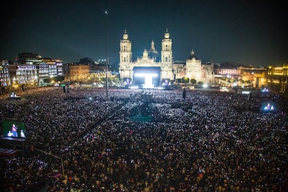 El zócalo de la Ciudad de México durante el concierto de la cantante española, Rosalía
