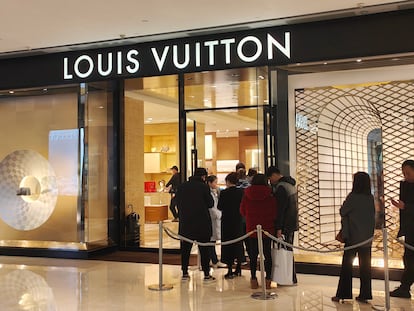 Un grupo de clientes hace cola frente a una tienda Louis Vuitton en Shanghai, el pasado 3 de febrero.