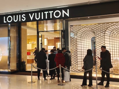 Un grupo de clientes hace cola frente a una tienda Louis Vuitton en Shanghai, el pasado 3 de febrero.