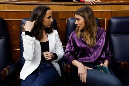 Las ministras de Igualdad y de Derechos Sociales y Agenda 2030, Irene Montero (derecha) e Ione Belarra (izquierda), en el Congreso. 