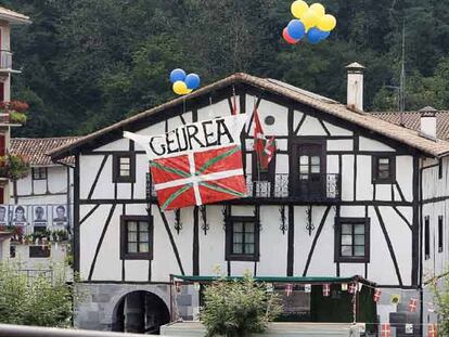 El Ayuntamiento de Lizartza, ayer, con una pancarta en la fachada para tapar la bandera española con la <i>ikurriña.</i>