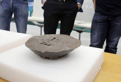 En primer término, el lingote de plata hallado en aguas de Getaria (Gipuzkoa).