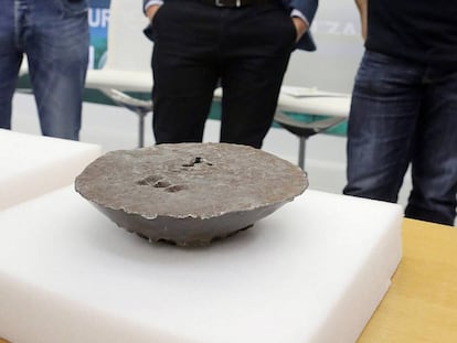 En primer término, el lingote de plata hallado en aguas de Getaria (Gipuzkoa).