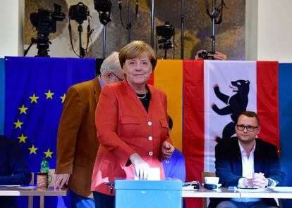 La Canciller alemana, Angela Merkel, vota en un colegio electoral de Berlín (Alemania).