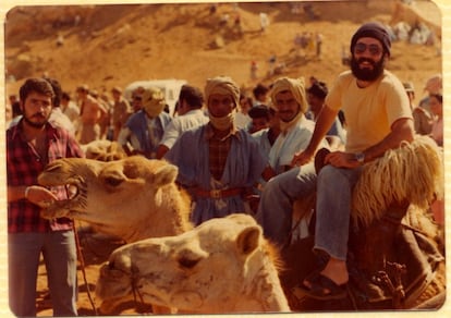 José María Quero posa con un rebaño de camellos.