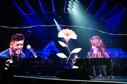 Pablo López y Vanesa Martín, durante el homenaje a Nino Bravo en el roig Arena.