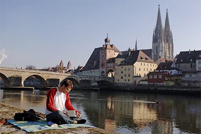 El Danubio a su paso por Ratisbona (Regensburg en alemn), con las estilizadas  torres de la catedral gtica (de 105 metros de altura)  al fondo.