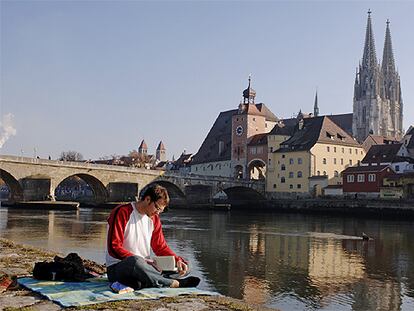 El Danubio a su paso por Ratisbona (Regensburg en alemán), con las estilizadas  torres de la catedral gótica (de 105 metros de altura)  al fondo.