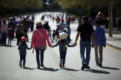 Paseo en familia por el Retiro en Madrid.