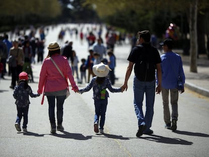 Paseo en familia por el Retiro en Madrid.