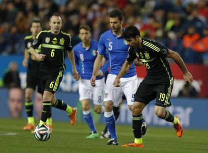 Diego Costa e Iniesta, durante un lance del partido.