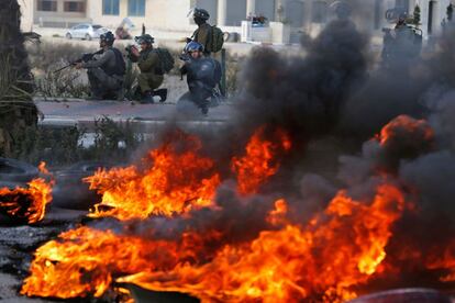 Tropas israelíes se enfrentan con manifestantes palestinos en Ramallah.