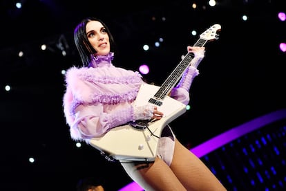 St. Vincent, durante una actuación en enero de 2020 en Los Ángeles en la ceremonia de los Grammy.