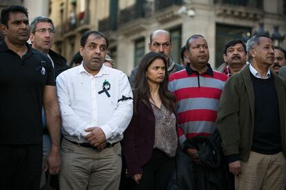 Miembros de la comunidad pakistaní durante el minuto de silencio
