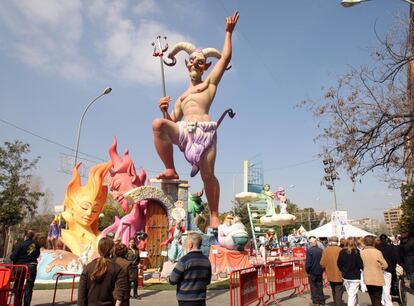 Un gigantesco diablo preside la falla Archiduque Carlos-Chiva, donde campan a sus anchas los siete pecados capitales, como la gula de los convites o la avaricia de la SGAE. Y el Gobierno, en el limbo.