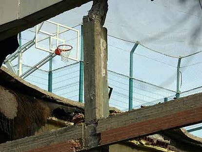Una canasta de baloncesto, junto a la zona derrumbada.