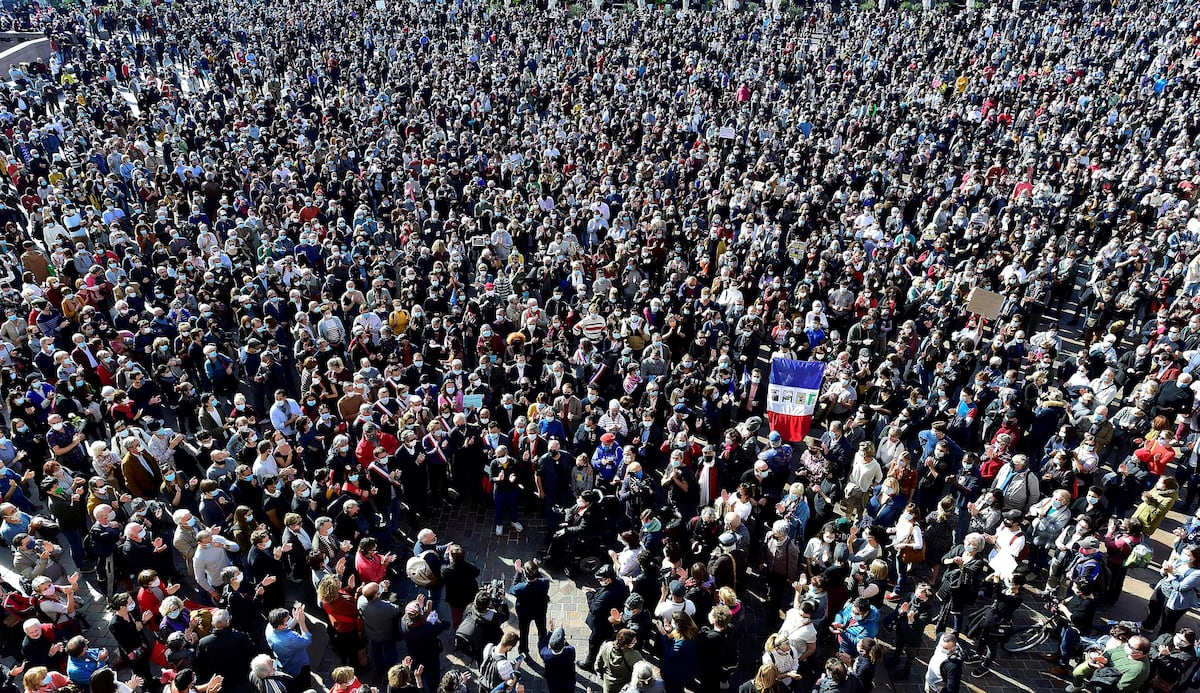 Samuel Paty: Miles de personas salen a la calle en Francia en homenaje ...