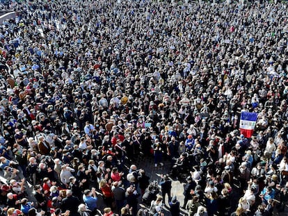 Miles de manifestantes se congregan en el centro de Toulouse este domingo para protestar por el ataque islamista que acabó el viernes con la vida del profesor Samuel Paty.