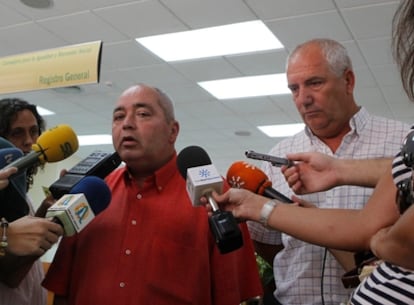 Los secretarios generales de CC OO, Francisco Carbonero, y de UGT, Manuel Pastrana, han presentado esta mañana en la Consejería de Empleo la convocatoria de huelga general para el 29 de septiembre.