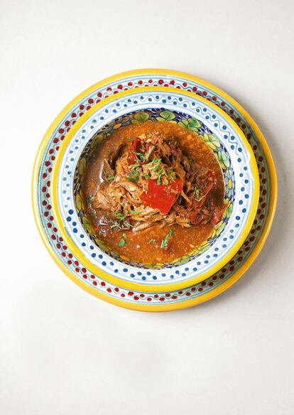 <p><i>Cordero con salsa de pulque. Región: Distrito Federal</i></p><p><b> Ingredientes</b></p><p> Para 6-8 personas: 6 patas de pollo limpias, 3 cebollas blancas cortadas en rodajas, una cabeza de ajos cortada por la mitad a lo ancho, 2,7 kilogramos de cordero, 100 gramos de chiles ancho tostados, 100 gramos de chiles guajillo tostados, 2 hojas de laurel, 10 granos de pimienta de Jamaica, 15 granos de pimienta negra, 2 ramitas de canela, 5 hojas de aguacate, 2 litros de pulque. Para servir: cilantro picado y chiles rojos suaves. </p><p><b> Preparación</b></p><p> <i> Preparación: 35 minutos, más 30 minutos para reposar. Cocción: 2-3 horas</i></p><p> 1. Colocar las patas de pollo en la base de una cazuela de fondo grueso. Añadir los ingredientes restantes por capas, empezando por la cebolla en rodajas, el ajo, la carne y los chiles. 2. Mezclar todas las especias en una bolsita de muselina y añadirla a la cazuela. Verter el pulque por encima, tapar la cazuela con una tapa sin salida de vapor y llevar la carne a ebullición a fuego vivo. 3. Bajar el fuego a temperatura media y cocer 2 o 3 horas, hasta que se desprenda del hueso. 4. Dejar que repose durante 30 minutos, retirar la carne y el líquido de cocción y reservarlos en dos boles distintos. 5. Desechar los huesos, la cebolla, el ajo y las especias. Separar la carne del hueso, desechar la grasa y devolverla a la cazuela. Añadir el líquido de cocción y calentarlo todo bien. 6. Pasar el guiso a una fuente y adornarlo con el cilantro y el chile. Servir.</p>