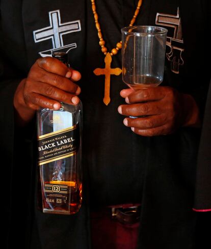 Con esta botella de whisky será ungido un sacerdote en la Iglesia de Gabola durante un servicio en un bar en Orange Farm.