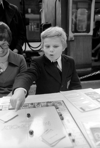 Un niño compite con otros 240 aspirantes al título de campeón británico de 'Monopoly' en la estación de Fenchurch de Londres, en 1975.