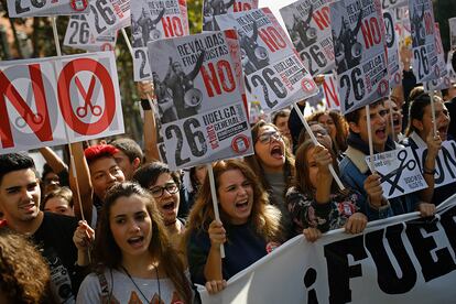 Estudiantes durante la manifestación contra las reválidas por el centro de Madrid.