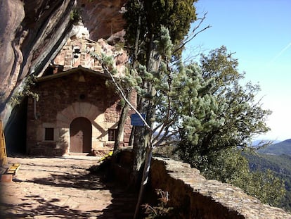 El poble que és conegut com "la vila vermella" està situat a la part ponent d’un imponent massís. Ocupa un altiplà que frega els 950 metres d’alçada i el seu terme oscil·la entre els 800 i els 1.201 metres del Tossal de la Baltasana, el punt més alt. La situació geogràfica de Prades ha condicionat molt el desenvolupament econòmic del poble. En un principi, les dificultats d’accés i el mal estat de la xarxa viària van afavorir el seu aïllament i va provocar un estancament econòmic. Però Prades, que dóna nom a tot un conjunt de muntanyes que fan de partició comarcal entre el Camp de Tarragona, la Conca de Barberà i el Priorat, ha fet valdre el seu poder d'atracció. L'encant del poble i de l'entorn ha fet que la zona de Muntanyes de Prades tingui el certificat de destinació de turisme familiar que atorga l’Agència Catalana de Turisme. Aquest certificat distingeix aquelles destinacions especialment adaptades a les necessitats de les famílies amb nens, i que, per tant, disposen d'una oferta de serveis adaptats.