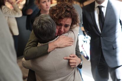 La ministra de Sanidad, Dolors Montserrat, reacciona en la capilla ardiente de Carme Chachón.