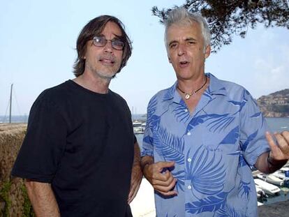 Los cantantes Kiko Veneno (derecha) y Jackson Browne (izquierda), durante la presentación del concierto <i>Acordes con Leonard Cohen</i>.
