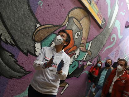 Claudia Lopez (C), alcaldesa de Bogota, durante un recorrido por un portal del Transmilenio.