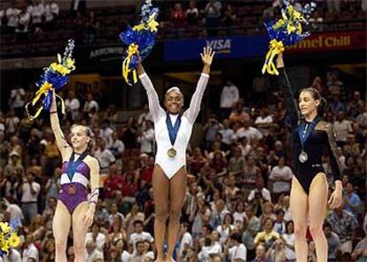 Elena Gómez celebra su bronce junto a Daiane Dos Santos (centro) y Catalina Ponor.