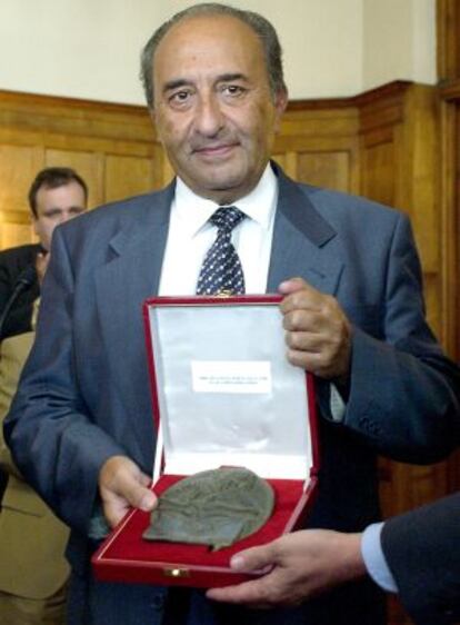 Ricardo Senabre, al recibir la medalla de honor de la Universidad Internacional Men&eacute;ndez Pelayo, en 2004.