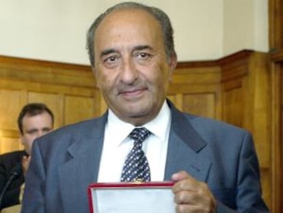 Ricardo Senabre, al recibir la medalla de honor de la Universidad Internacional Men&eacute;ndez Pelayo, en 2004.