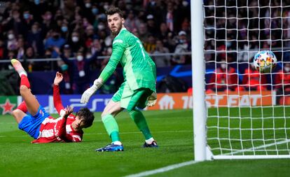 João Félix supera a De Gea en el remate de cabeza con el que se adelantó el Atlético. Manu Fernández (AP)