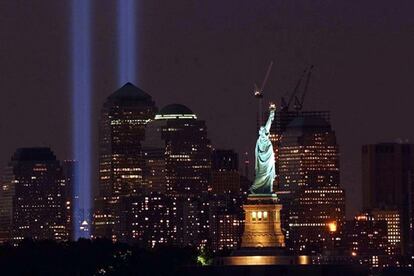 Dos luces gigantes iluminan la zona cero de Nueva York.