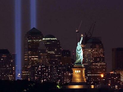Dos luces gigantes iluminan la zona cero de Nueva York.