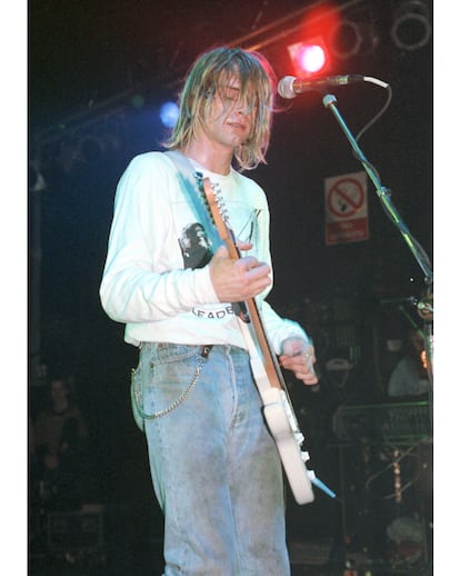 El grunge, su progenitor. Para hablar de los orígenes del vaquero holgado, con ese efecto de pantalón caído y descuidado tan inconfundible, debemos viajar en el tiempo hasta los años 90 y ahondar en la música efervescente del momento. Si el grunge se consolidó a mediados de la década como un fenómeno global con la banda Nirvana a la cabeza, la estética desaliñada que predicaba su frontman Kurt Cobain tenía en este
jean de tiro ancho –a menudo roto y deshilachado– la base de su atuendo, junto con cárdigans de segunda mano y gafas blancas de pasta.