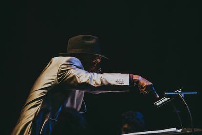 El maestro Francisco Zumaqué en plena función con la banda Juvenil de la Orquesta Filarmónica de Bogotá, en Bogotá, el 2 de agosto de 2022.