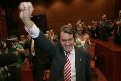 El líder de Convergència y Unió, Artur Mas, festeja, con el puño levantado, el nuevo Estatuto.
