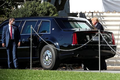 Un agente del Servicio Secreto de EE UU vigila la salida del presidente Donald Trump de la Casa Blanca durante la jornada electoral, este martes en en Washington.