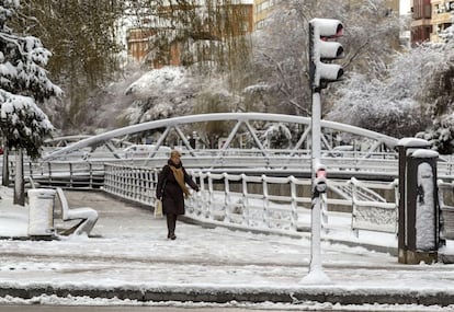 Una mujer camina por una calle congelada en la ciudad de Burgos.
